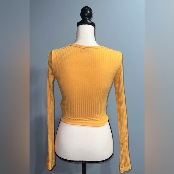 Hollister- Yellow long sleeve crop top - Picture 3 of 5